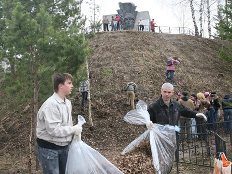 Субботник на памятнике работникам ДОКа,  погибшим в Великой Отеч